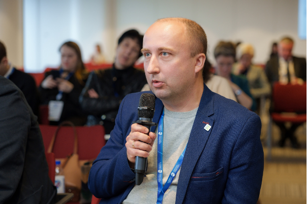 Вадим Сабашный выступает в конференц-зале
